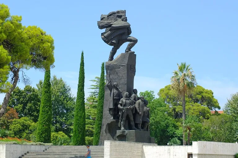 Sheshi i Flamurit dhe Monumenti i Pavarësisë