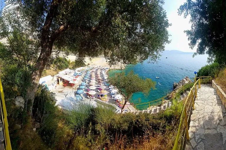 Uji i Ftohtë – Burimet dhe Plazhi
